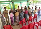 Wujud-Humanis-Polri,-Bhabinkamtibmas-Kawal-Langsung-Penyaluran-BLT-Dana-Desa-di-Biboki-Anleu-Demi-Tepat-Sasaran