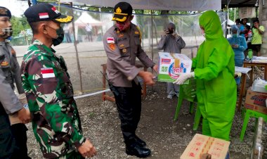 TNI-Polri-di-TTU-Bantu-Sembako-untuk-Petugas-di-Posko-Covid-19-Oeperigi