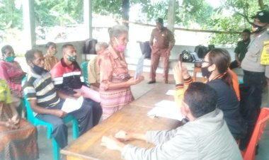 Bhabinkamtibmas-Desa-Bijaepasu-lakukan-Pengawasan-Penyaluran-Bantuan-dari-kementrian-sosial