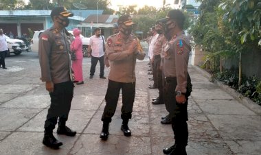 Kapolres-TTU-dan-Ketua-Bhayangkari-Cabang-TTU-Menyambut-Kedatangan-Kapolda-NTT-Irjen-Pol.-Drs.Lotharia-Latif,-S.H.,M.Hum.