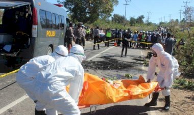 Polres-TTU,-langsung-evakuasi-korban-laka-lantas-yang-terbakar