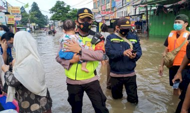 Wujud-Negara-Hadir,-Personel-TNI-Polri-Dikerahkan-Bantu-Korban-Banjir
