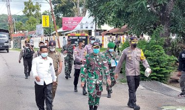 KAPOLRES-TTU-DAN-DANDIM-1618-TTU-PIMPIN-LANGSUNG-PEMBAGIAN-MASKER-DAN-PEYEMPROTAN-DISINFEKTAN-DI-WILAYAH-HUKUM-POLRES-TTU-SECARA-SERENTAK.