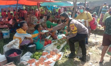 Polsek-Miomaffo-Barat-Melaksanakan-Giat-Operasi--KY2D-di-Pasar-Tradisional