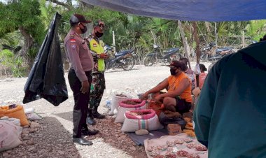 Wujudkan-Sinergitas-TNI-Polri,-Bhabinkamtibmas-dan-Babinsa-Sambangi-Pasar-Desa-beri-Himbauan-Kamtibmas