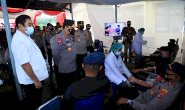 Selain-Tinjau-Vaksinasi,-Kapolri-Saksikan-Langsung-pendonoran-Plasma-Konvalesen