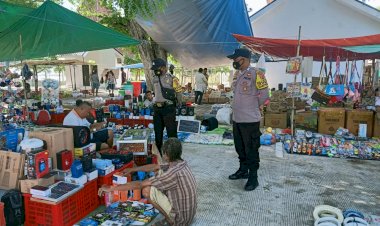 Bhabinkamtibmas-Insana-Utara-Blusukan-ke-Pasar-Desa-Oesoko-Beri-Himbauan