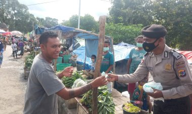 Samapta-Polres-TTU-Bagi-bagi-Masker-di-Pasar