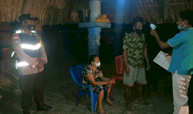 Bhabinkamtibmas-Desa-Oesoko-Periksa-Pelaku-Perjalanan-dari-Papua