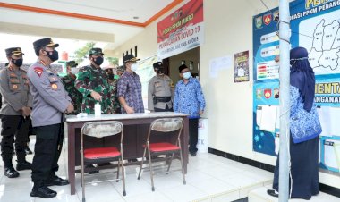 Panglima-TNI-Bersama-Kapolri-Beri-Tiket-Sekolah-Bhabinkamtibmas-Usai-Sidak-PPKM-Mikro-di-Kudus