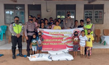 HUT-Bhayangkari-ke-75,-Kapolres-TTU-Beri-Bantuan-Sekaligus-Pantau-Vaksin-Massal