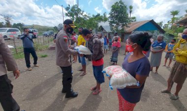 Kapolres-TTU-Serahkan-Bansos-Kepada-45-Kk-di-Kelurahan-Tubuhue