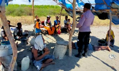 Anggota-Polsek-Insut-Blusukan-ke-Masyarakat-Beri-Pemahaman-Pentingnya-Vaksin