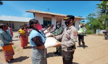 Lagi,-Polres-TTU-Bagi-Beras-Kepada-Warga-Terdampak-Pandemi