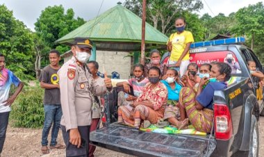 Ibu-ibu-Senang-Dijemput-dengan-Mobil-Patroli-Untuk-Ikut-Vaksin