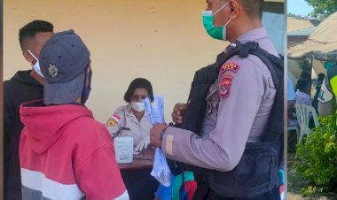 Raimas-Polres-TTU-Mobilisasi-Anak-Sekolah-ke-Tempat-Vaksinasi-dan-Bagi-Masker