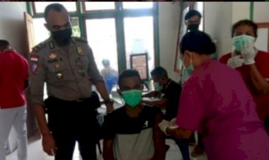 Kapolsek-Bian-Turun-Langsung-ke-Lapangan-Kawal-Proses-Vaksinasi