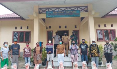 Polres-TTU-Kembali-Bantu-Warga-Terdampak-Pandemi,-Pesan-Ibu-Ini-Menyentuh-Hati