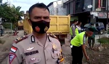 Lantas-Polres-TTU-Tambal-Jalan-Berlubang,-Warga-Apresiasi