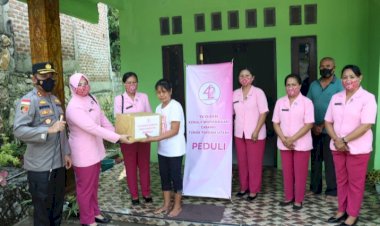 Sambut-HUT-ke-42-YKB,-Kapolres-TTU-dan-Ketua-Bhayangkari-Beri-Bingkisan-Bagi-Guru-dan-Anak-Panti