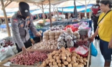 Jelang-Idul-Fitri,-Samapta-dan-Binmas-Polres-TTU-Gelar-Operasi-di-Pasar