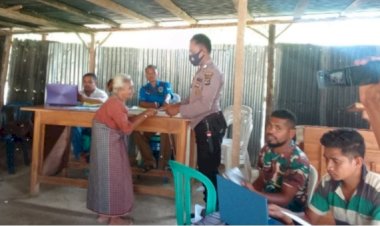 Bribka-Ricky-Tilman-Ikut-Bagikan-BLT-di-Desa-Sunkaen