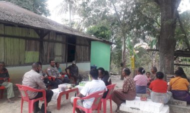 Ketika-Bhabinkamtibmas-Popnam-Hadir-Memberi-Solusi-di-Tengah-Masyarakat