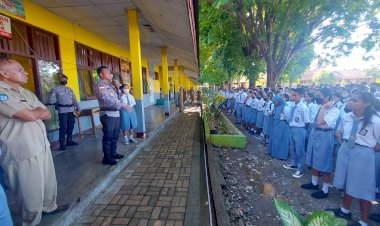 Sambangi-Siswa-SMAN-2-Kefamenanu,-Wakapolres-TTU-Nasihati-Hindari-Kenakalan-Remaja