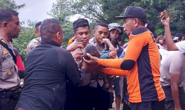 Personel-Polres-TTU-Evakuasi-Korban-Akibat-Terseret-Banjir
