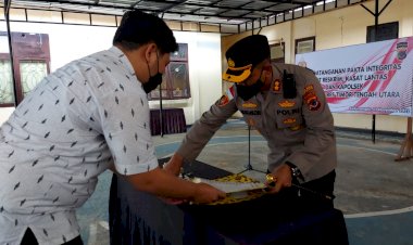 Disaksikan-Kapolres-TTU,-Kasat-Lantas,-Kasat-Reskrim-dan-Para-Kapolsek-Tandatangan-Pakta-Integritas