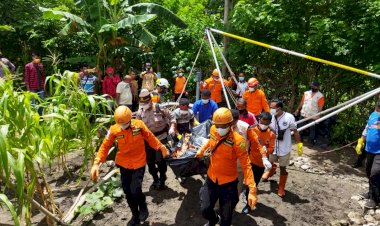 Polres-TTU-Bantu-Basarnas-NTT-Evakuasi-Warga-Maubeli-yang-Ditemukan-Tewas-dalam-Sumur