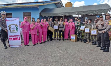 Kapolres-TTU-Beri-Bingkisan-Kepada-Anggota-yang-Melaksanakan-PAM-di-Pos-Pelayanan-Terpadu