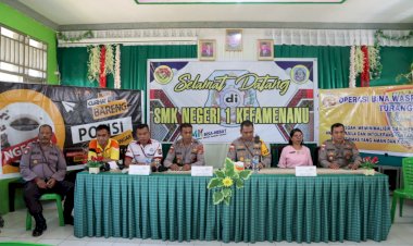 Kapolres-TTU-Pimpin-Jumat-Curhat-di-SMKN-1-Kefamenanu