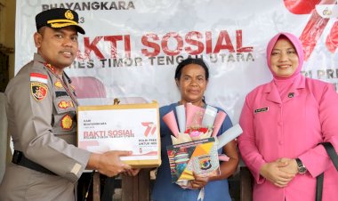 Kapolres-TTU-Bersama-Ketua-Bhayangkari-Beri-Bansos-Kepada-Anggota-yang-Mengalami-Sakit-Menahun