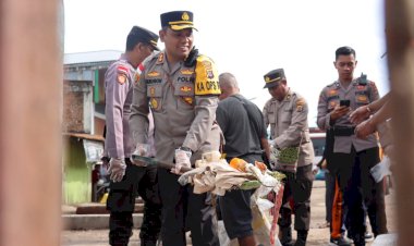 Pimpin-Pembersihan-Sampah-di-Terminal-Kefamenanu,-Kapolres-TTU-:-Wujud-Aksi-Peduli-Lingkungan