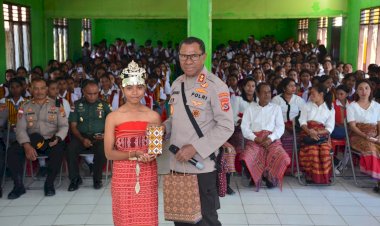 Kapolda-NTT-Uji-Kemampuan-Bahasa-Inggris-Siswa-Siswi-SMA-Sinar-Pancasila-Betun,-