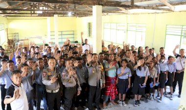 Gelar-Jumat-Curhat-di-SMA-Pelita-Karya-Kefamenanu,-Kapolres-TTU-Beri-Edukasi-Peran-Pemilih-Milenial-pada-Pemilu-2024