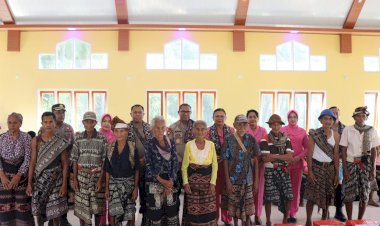 Kapolda-Bersama-Ketua-Bhayangkari-Daerah-NTT-Menyentuh-Hati-Masyarakat-Lansia-di-Sabu-Raijua,-