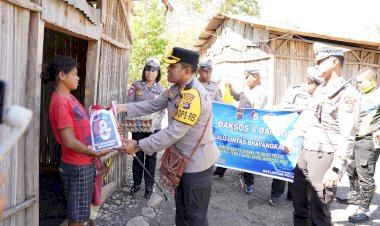 Tangis-Haru-Seorang-Janda-Saat-Terima-Bantuan-dari-Kapolres-TTU