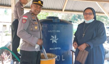 Minggu-Kasih,-Kapolsek-Insana-Polres-TTU-Salurkan-Air-Bersih-ke-Susteran-SSPS-Kiupukan