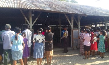 Pam-di-Lingkungan-Gereja,-Bhabinkamtibmas-Nonotbatan-Imbau-Umat-Jaga-Kemananan-dan-Ketertiban