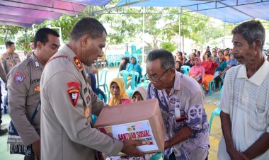 Kapolda-NTT-Berikan-Bantuan-Sosial-kepada-100-Kepala-Keluarga-di-Kecamatan-Kota-Waingapu.-