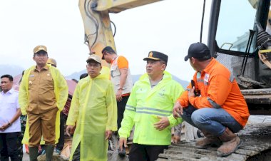 Kapolda-Sumut-Terjun-Langsung-di-Tengah-Bencana-Humbahas:-Pencarian-Korban-dan-Bantuan-Segera-Diluncurkan