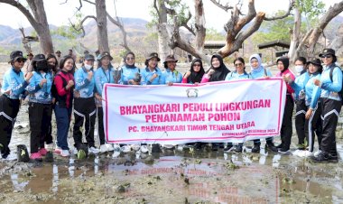 Wujud-Peduli-Lingkungan,-Bhayangkari-Polres-TTU-Laksanakan-Penanaman-Mangrove