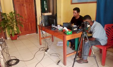 Anggota-Polsek-Insana-Utara-Pantau-Perekaman-E-KTP-di-Aula-Kantor-Camat-Insana-Utara