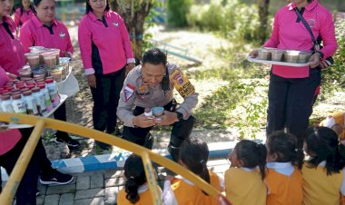 Polres-TTU-Gelar-Pembagian-Makanan-Tambahan-Bagi-Anak-anak-TK-Kemala-Bhayangkari