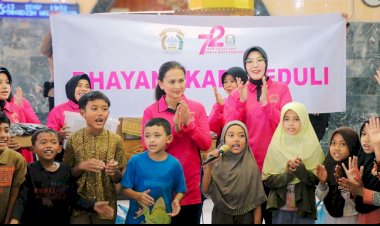 Sapa-Pengungsi-Banjir-Bandang-Sumbar,-Ketum-Bhayangkari-Hibur-Anak-anak-Pengungsi