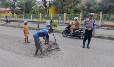 Tindaklanjut-Petunjuk-Kapolres-TTU,-Sat-Lantas-Gandeng-Pengusaha-Perbaiki-Jalan-Berlubang