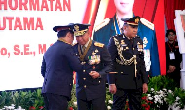 Pemberian-Tanda-Kehormatan-Bintang-Bhayangkara-Utama-(BBU)-Wujud-Komitmen-Kokohnya-Sinergisitas-TNI-Polri-Selama-Ini