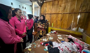 Ketua-Umum-Bhayangkari-Kunjungi-Aiptu-Heri-dan-Anaknya-yang-Terbaring-Sakit